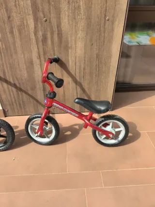 Bicicleta de equilibrio roja para niños
