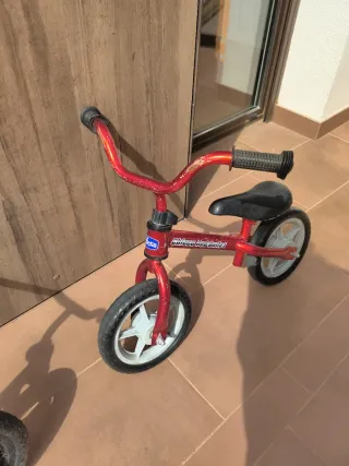 Bicicleta de equilibrio roja para niños