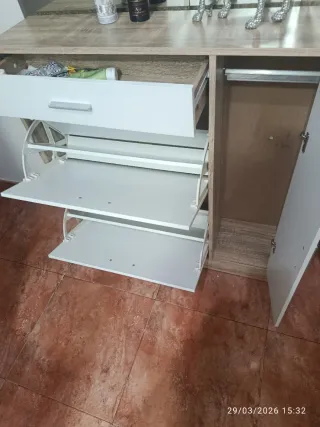 Mueble de entrada blanco y madera