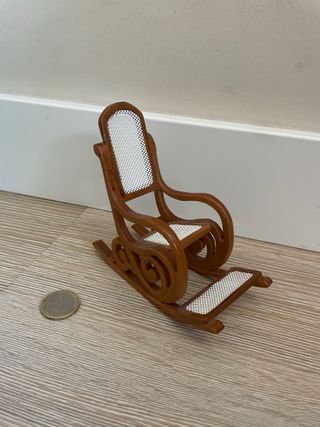 Dolce culla in miniatura in legno per case delle bambole