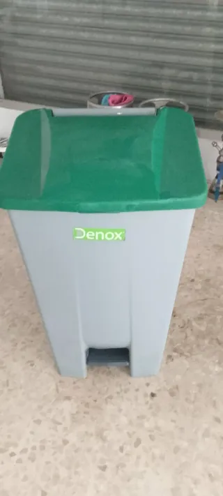 Cubo de basura industrial Denox con pedal y ruedas