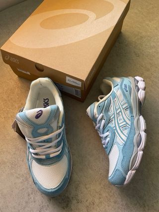 Zapatillas Asics azules y blancas talla 42
