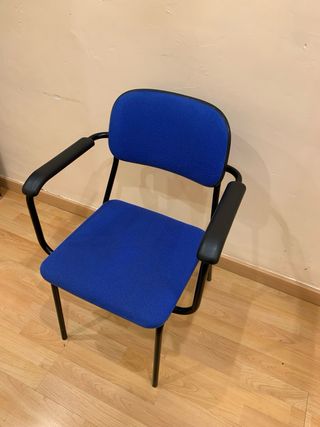 Silla tapizada con brazos