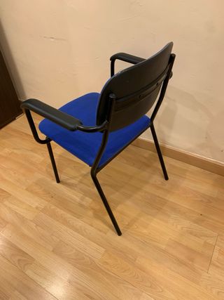 Silla tapizada con brazos