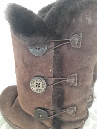 Stivali UGG marroni con bottoni
