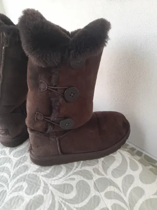Stivali UGG marroni con bottoni