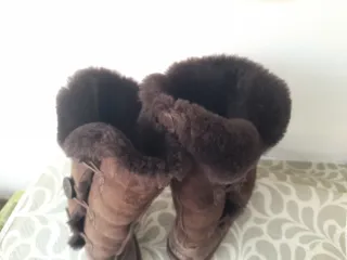 Stivali UGG marroni con bottoni