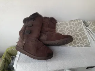 Stivali UGG marroni con bottoni