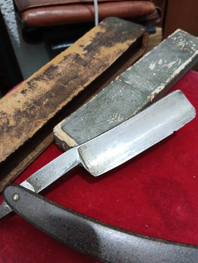 Navaja CAMPEÓN 14 y afilador de cuero antiguo