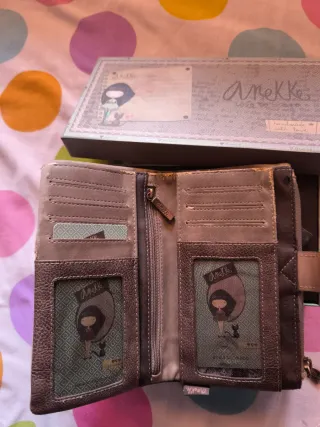 Monedero y billetera Anekke marrón y bronce.