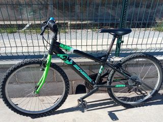 Bicicleta  color negro y verde