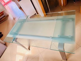 Mesa de comedor de cristal y metal