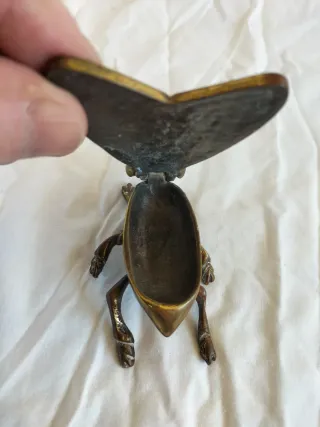 Antigua figura de latón con forma de mosca