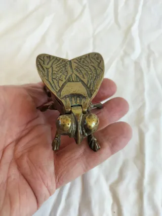 Antigua figura de latón con forma de mosca