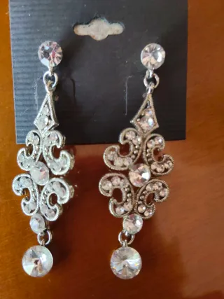 Pendientes largos plateados con pedrería