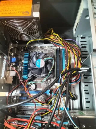 Ordenador sobremesa negro