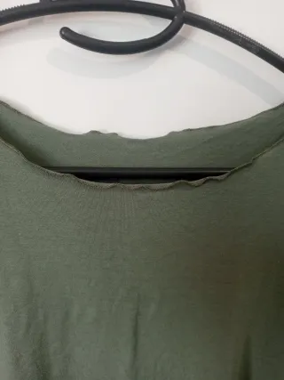 T-shirt verde militare dettagli ondulati viscosa