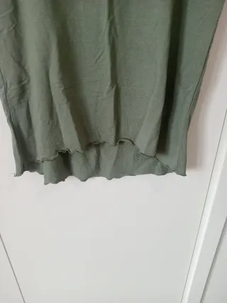 T-shirt verde militare dettagli ondulati viscosa