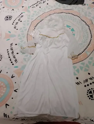 Disfraz blanco con detalles dorados cuatro años