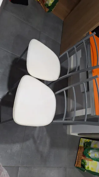 Mesa plegable tipo libro cristal naranja y sillas.