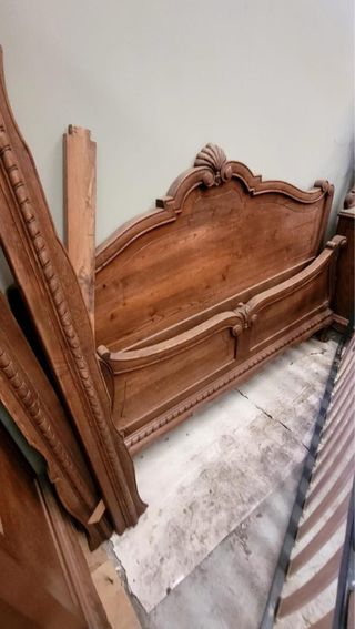 Mueble antiguo de madera tallada