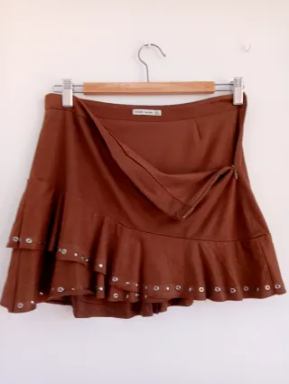 Falda mini vuelo antelina tachuelas