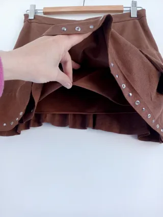 Falda mini vuelo antelina tachuelas