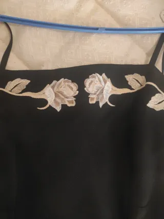 Vestido de fiesta negro con flores