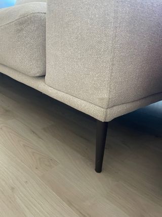 Sofá de tela beige en muy buen estado como nuevo