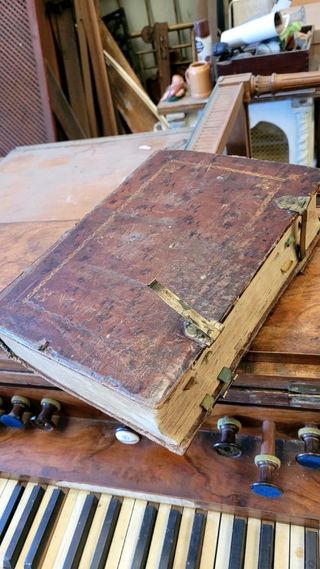 Libro eclesiástico antiguo