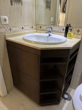 Mueble de baño con lavabo y encimera.