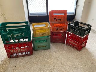 Cajas de plástico para botellas (varias marcas)