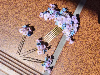 Tocado y horquillas florales a juego