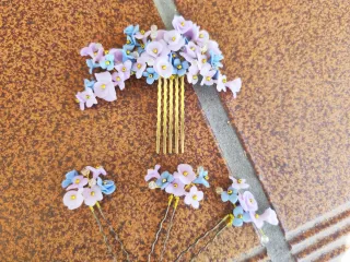 Tocado y horquillas florales a juego