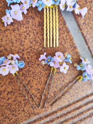 Tocado y horquillas florales a juego
