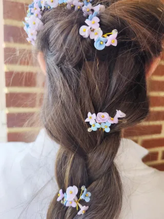 Tocado y horquillas florales a juego