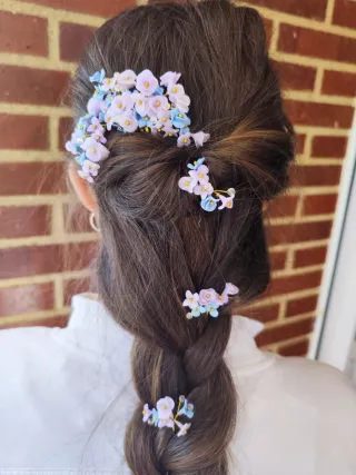 Tocado y horquillas florales a juego