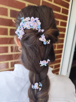 Tocado y horquillas florales a juego