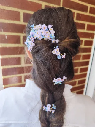 Tocado y horquillas florales a juego