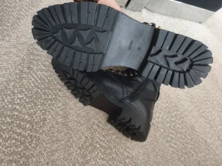 Botas de piel negras con cordones y hebilla