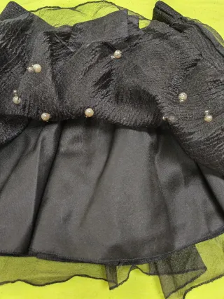 Gonna nera con shorts integrati e perle