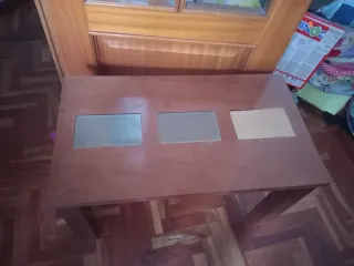 Tavolo in legno con dettagli in vetro