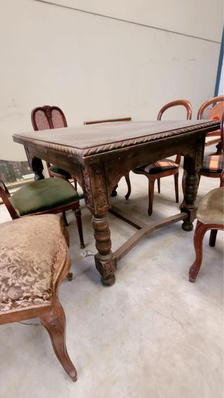 Mesa antigua de madera tallada