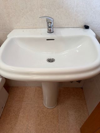 Lavabo de baño blanco con pedestal