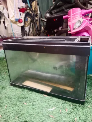 Acuario grande negro y transparente