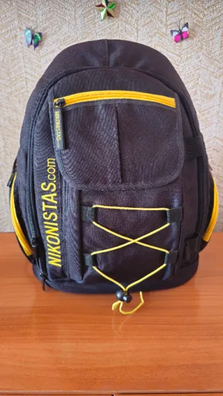 Mochila Nikon Negra con detalles amarillos