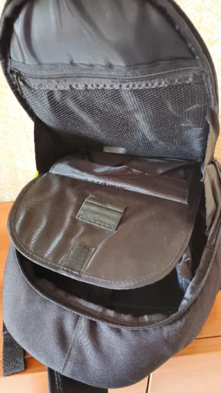 Mochila Nikon Negra con detalles amarillos