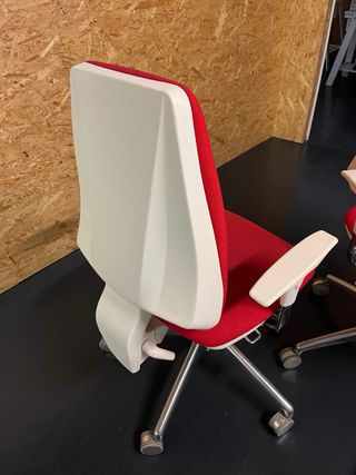 Sillas de oficina rojas y blancas