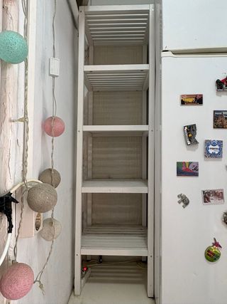 Estantería blanca de madera y plástico
