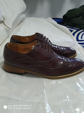 Zapatos de vestir de cuero color vino